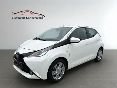 Używany Toyota Aygo X-play 69 KM (50 kW) 2015 Biały Hatchback