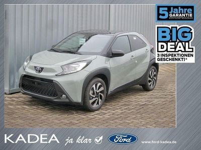 Neu Toyota Aygo 72 PS (52 kW) 2025 Urban khaki (6x3)/ black mica Kleinwagen
