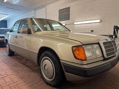 Gold Gebraucht 1990 Mercedes E230 Limousine | 7.000 €