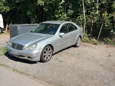 Gebraucht Mercedes C220 Elegance 143 PS (105 kW) 2002 Silber Limousine