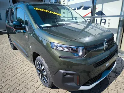 Neu Citroën Berlingo 131 PS (96 kW) 2026 Grün Van / Kleinbus
