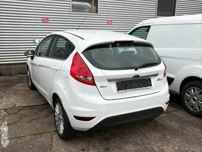 Gebraucht Ford Fiesta 90 PS (66 kW) 2012 Weiß Kleinwagen