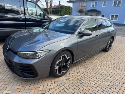 Second-hand VW Passat R-line 150 CP (110 kW) 2025 Gri Break
