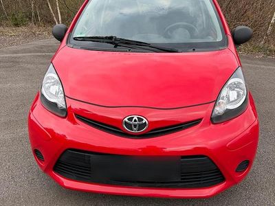 Gebraucht Toyota Aygo 64 PS (47 kW) 2012 Rot Kleinwagen