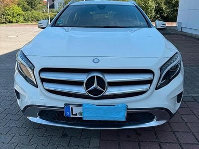 Weiß Gebraucht 2016 Mercedes GLA180 Urban SUV | 18.900 € (Etwas zu teuer)