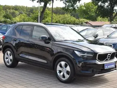 Gebraucht Volvo XC40 Momentum 197 PS (144 kW) 2019 Onyx black / metallic SUV