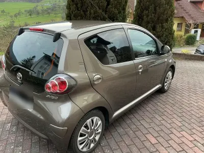 Używany Toyota Aygo 68 KM (50 kW) 2013 Brązowy Hatchback