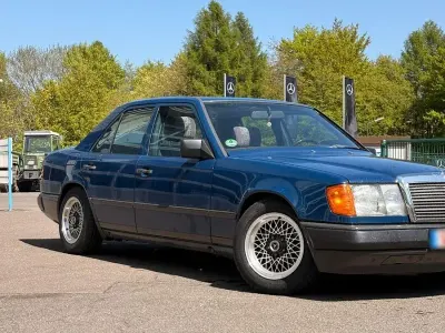Gebraucht Mercedes 230 131 PS (96 kW) 1987 Blau Limousine