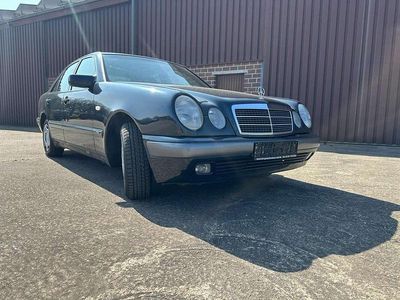 Gebraucht Mercedes E220 Classic 95 PS (69 kW) 1996 Schwarz Limousine