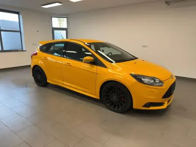 Używany Ford Focus ST 250 KM (183 kW) 2015 Żółty Sedan/Limuzyna