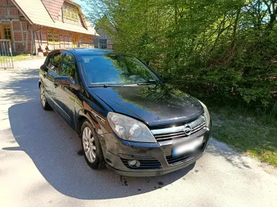 Usado Opel Astra 200 HP (147 kW) 2005 Preto Sedan