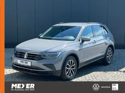 Gebraucht VW Tiguan Life 150 PS (110 kW) 2021 Mondsteingrau SUV