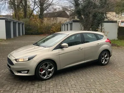 Usata Ford Focus 116 CV (85 kW) 2014 Andere farben Berlina