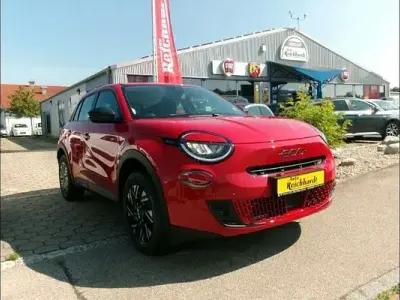 Gebraucht Fiat 600 101 PS (74 kW) 2025 Rot SUV