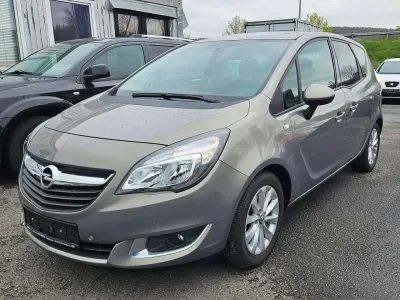 Gebraucht Opel Meriva drive 140 PS (102 kW) 2016 Muskatgrau/muskat braun(m2) Van / Kleinbus