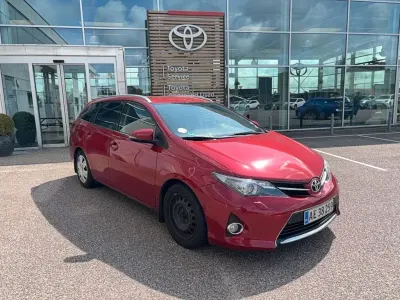 Gebraucht Toyota Auris Touring Sports Comfort 124 PS (91 kW) 2013 Rot Kombi