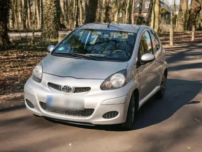 Second-hand Toyota Aygo 68 CP (50 kW) 2010 Argintiu Hatchback