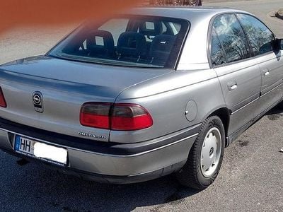 Second-hand Opel Omega 116 CP (85 kW) 1995 Argintiu Berlinǎ