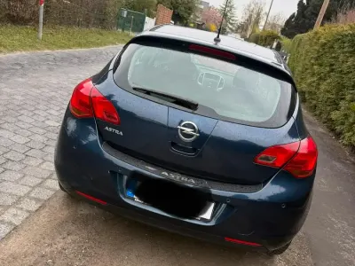 Gebraucht Opel Astra 115 PS (84 kW) 2011 Blau Limousine