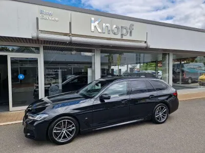 Gebraucht BMW 520 M Sport 184 PS (135 kW) 2023 Black sapphire metallic Kombi