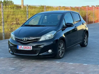 Gebraucht Toyota Yaris Club 90 PS (66 kW) 2012 Schwarz Kleinwagen