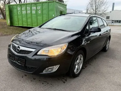 Używany Opel Astra Design Edition 110 KM (80 kW) 2012 Czarny Kombi