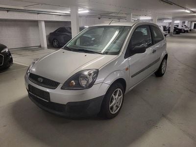Gebraucht Ford Fiesta Ambiente 60 PS (44 kW) 2006 Silber Kleinwagen