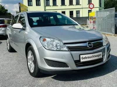 Gebraucht Opel Astra Edition 116 PS (85 kW) 2010 Argon silber/ice silver (m2) Limousine