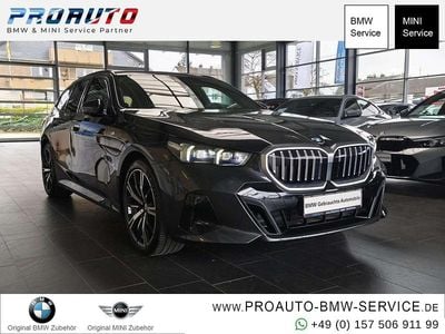 Gebraucht BMW 520 M Sport 208 PS (152 kW) 2025 Sophistograu brillanteffekt me Kombi