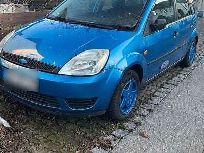 Blau Gebraucht 2004 Ford Fiesta Kleinwagen | 475 €