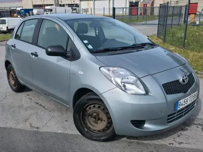Usata Toyota Yaris 75 CV (55 kW) 2006 Argento Berlina