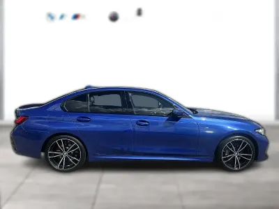 Gebraucht BMW 330 Sport Line 245 PS (180 kW) 2023 Blau metallic