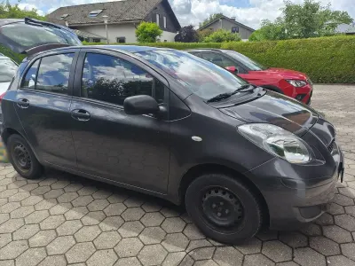 Gebraucht Toyota Yaris 69 PS (50 kW) 2011 Grau Kleinwagen