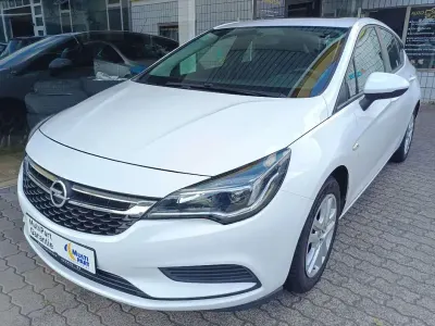 Gebraucht Opel Astra Edition 105 PS (77 kW) 2018 Schnee weiss Limousine