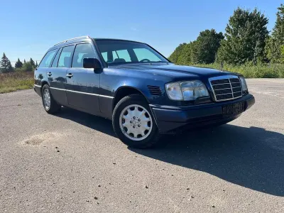Używany Mercedes E300 136 KM (100 kW) 1995 Niebieski Kombi