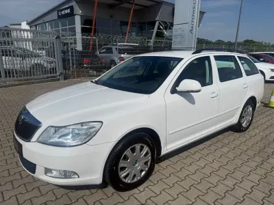 Gebraucht Skoda Octavia Ambition 105 PS (77 kW) 2012 Weiß Kombi
