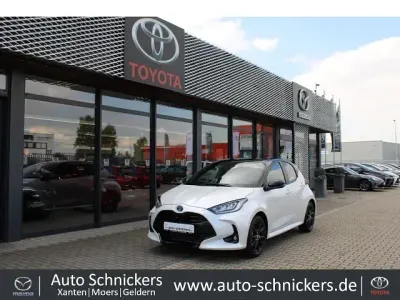 Gebraucht Toyota Yaris Hybrid Style 116 PS (85 kW) 2022 089)/ black mica (209) (weiss Kleinwagen