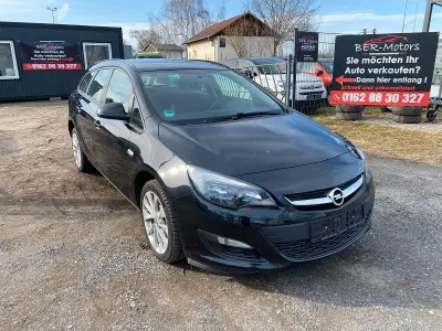 Używany Opel Astra Selection 101 KM (74 kW) 2016 Czarny Sedan/Limuzyna