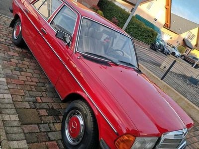 Gebraucht Mercedes 200 56 PS (41 kW) 1979 Rot Limousine