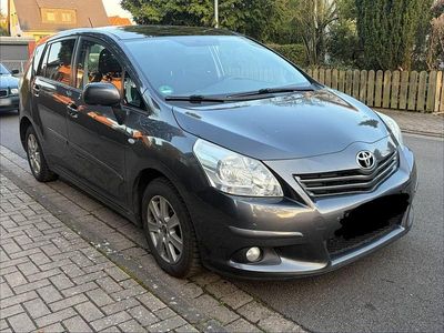 Gebraucht Toyota Verso 126 PS (92 kW) 2012 Grau Van / Kleinbus