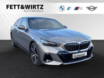 Gebraucht BMW 550e M Sport 489 PS (359 kW) 2024 Oxidgrau metallic Limousine