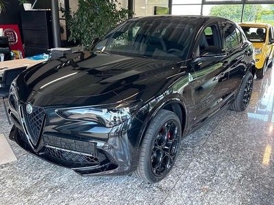 Neu Alfa Romeo Stelvio Quadrifoglio 519 PS (381 kW) 2025 Colore esterno (nero vulcano, SUV