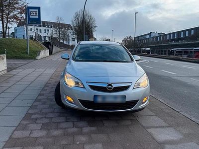 Gebraucht Opel Astra 116 PS (85 kW) 2011 Silber Limousine