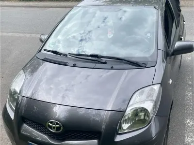 Gebraucht Toyota Yaris 99 PS (72 kW) 2011 Grau Kleinwagen