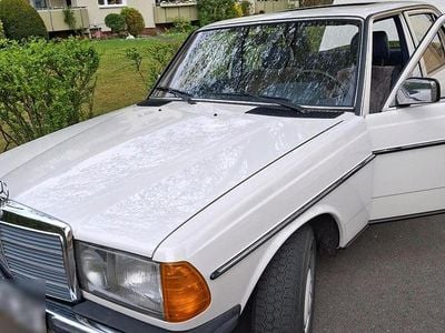 Second-hand Mercedes 200 109 CP (80 kW) 1983 Alb Berlinǎ