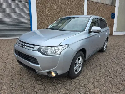 Gebraucht Mitsubishi Outlander Classic Collection 150 PS (110 kW) 2015 Silber SUV