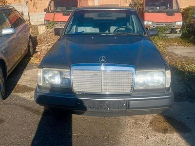 Grau Gebraucht 1990 Mercedes E200 Limousine | 1.990 €