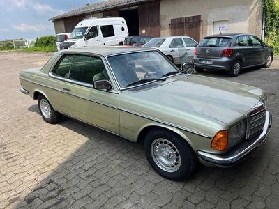 Gebraucht Mercedes 230 136 PS (100 kW) 1981 Grün Coupé