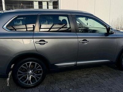 Grau Gebraucht 2016 Mitsubishi Outlander Diamant Edition SUV | 8.500 €