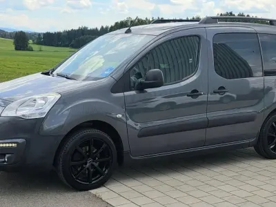 Gebraucht Peugeot Partner Tepee Outdoor 120 PS (88 kW) 2018 Grau Van / Kleinbus